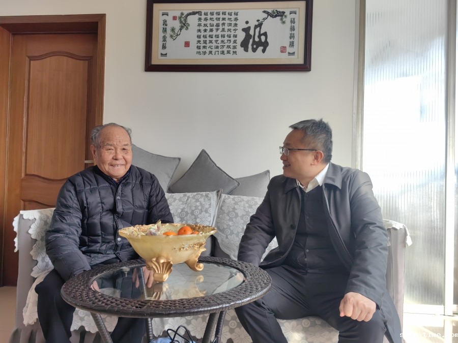 学校开展春节前慰问和送温暖活动