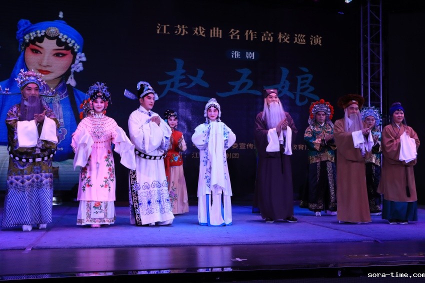 学校举办"淮剧专场"高雅艺术进校园活动
