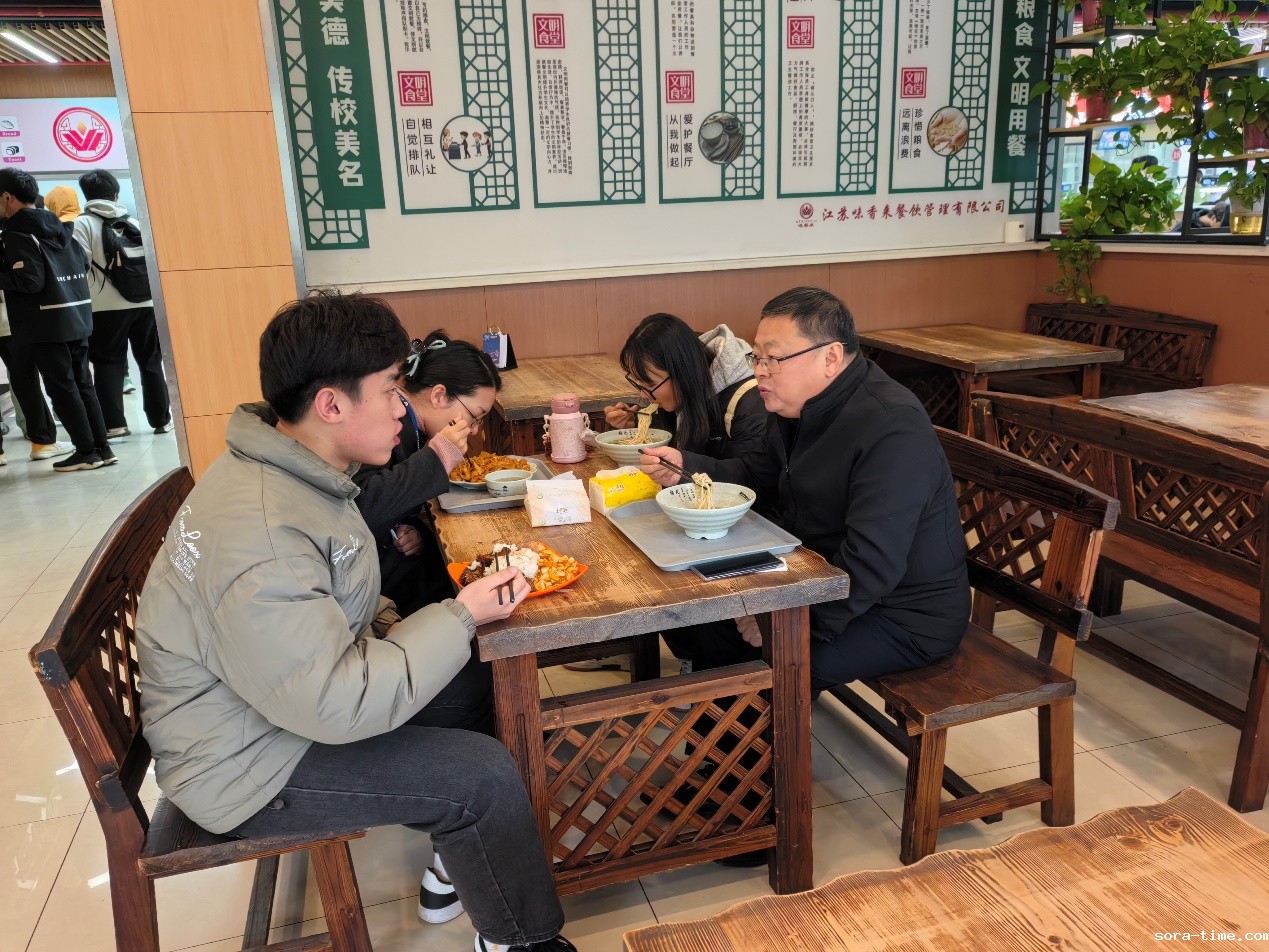 校领导深入学生餐厅开展食品安全检查与陪餐活动