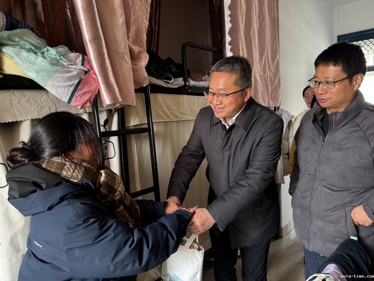 暖心走访察实情 共筑安全迎开学——校领导深入学生宿舍开展新学期慰问